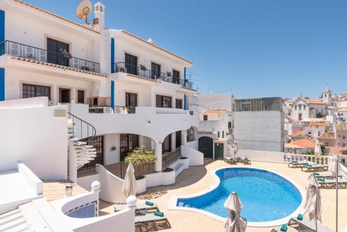 A piscina localizada em Bertolina Guest House ou nos arredores