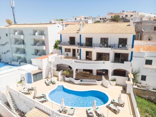 A piscina localizada em Bertolina Guest House ou nos arredores