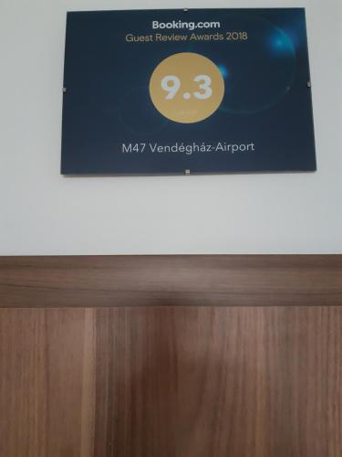 Vottorð, verðlaun, skilti eða annað skjal til sýnis á M47 Vendégház-Airport