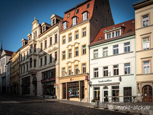 uma fila de edifícios numa rua numa cidade em Marktblick - Ferienwohnungen LAUM Altenburg em Altenburg