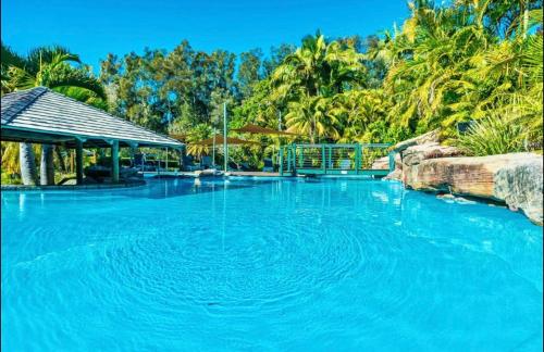 Piscina de la sau aproape de Superb Villa in Beach Resort