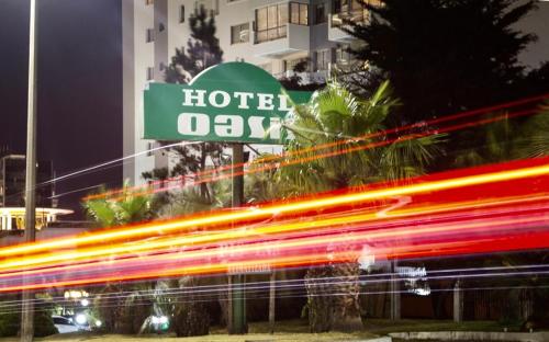 un edificio con un cartel de hotel y un autobús en Hotel Oasis, en Punta del Este