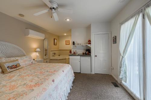 A bed or beds in a room at 2310 Central Avenue