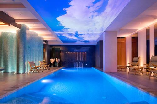 una piscina in un hotel con soffitto a cielo aperto di Time Boutique Hotel a Spalato (Split)