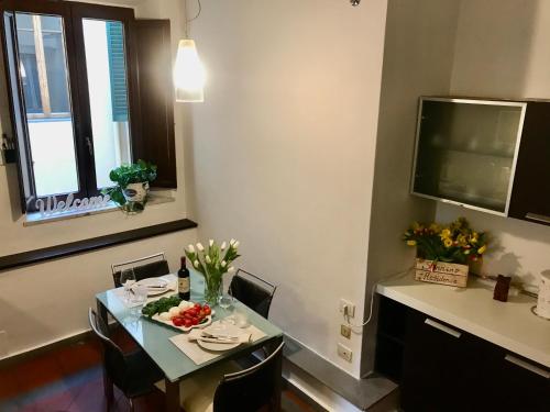 una sala da pranzo con tavolo e piatto di cibo di Sonnino Suite a Firenze