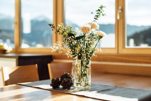 un vase de fleurs assis sur une table dans l'établissement Schneeweiss lifestyle - Apartments - Living, à Serfaus