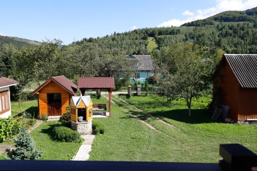 una vista aerea di un villaggio con case e alberi di Домашня Оселя a Jaremče