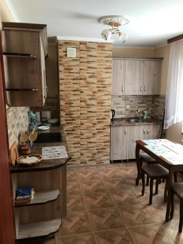 una cucina con tavolo e una sala da pranzo di Домашня Оселя a Jaremče