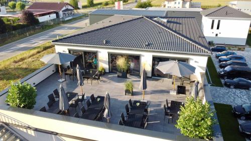 una vista panoramica su un ristorante con tavoli e ombrelloni di Hotel Sleep & Dream Nähe Europa Park und Rulantica a Ringsheim