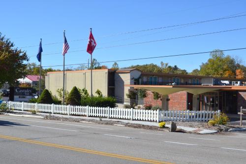 un edificio con banderas al lado de una calle en Cascades Inn, en Bloomington