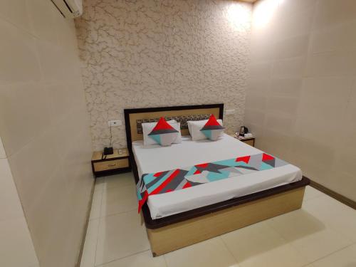 Tempat tidur dalam kamar di Vrinda Apartments