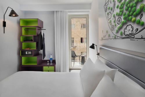 Cama ou camas em um quarto em Ibis Styles Jerusalem City Center - An AccorHotels Brand