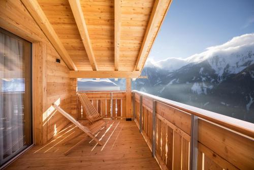 Camera dotata di balcone con vista sulle montagne. di Chalet Henne- Hochgruberhof a Selva dei Molini