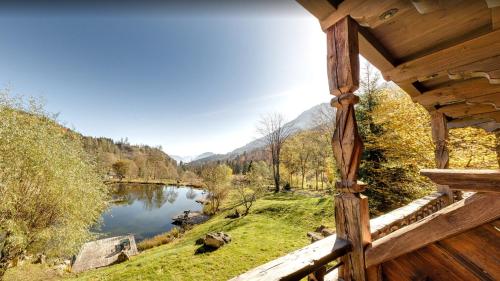 - une vue sur le lac depuis la terrasse couverte d'une cabine dans l'établissement Feuriger Tatzlwurm, à Oberaudorf