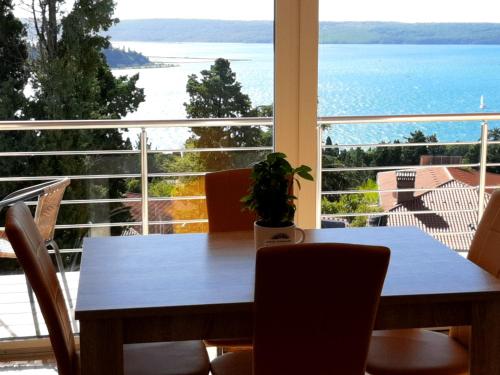 tavolo da pranzo con vista sull'oceano di Red Rose Apartment a Portoroz