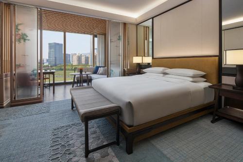 เตียงในห้องที่ Park Hyatt Suzhou