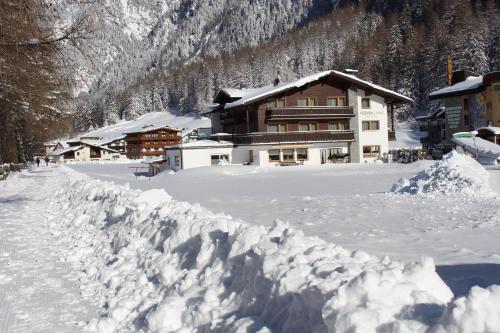 um monte de neve em frente a um edifício em Vizensn Living em Sölden