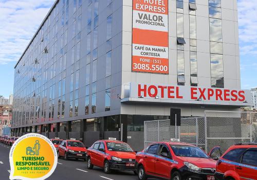 Hotel Express Rodoviária في بورتو أليغري: مجموعة سيارات متوقفة امام مستشفى