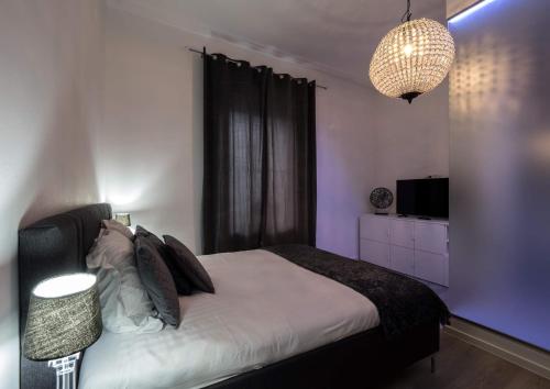 Voodi või voodid majutusasutuse EXECUTIVE DOUBLE ROOM WITH EN-SUITE in GUEST HOUSE RUE TREVIRES R3 toas