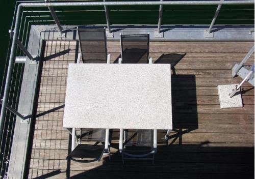 a white table and chairs on top of a building at Schwimmendes Ferienhaus Swimming Lounge in Kappeln