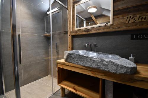 La salle de bains est pourvue d'un lavabo et d'une douche. dans l'établissement Chalet Apartments Maštal, à Železná Ruda