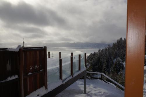 widok na śnieżną górę z płotem w obiekcie Gerlitzen, Gerlitzen Alpe, Residenz Kanzelhöhe, Ossiacher See w mieście Treffen am Ossiacher See