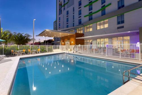 Bazen u ili blizu objekta Wyndham Garden Miami International Airport