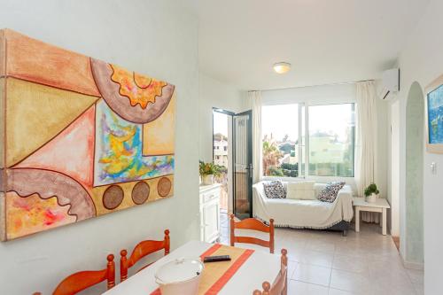 salon z obrazem na ścianie w obiekcie Apartamento Cala en Forcat 34 w mieście Cala en Blanes