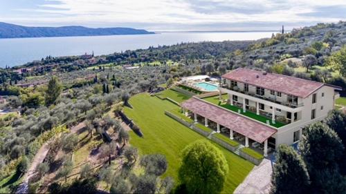 - une vue aérienne sur une grande maison sur une colline dans l'établissement Relais Zenner, à Toscolano Maderno