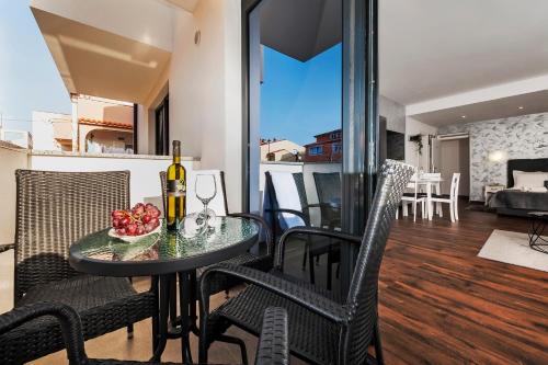 jadalnia i salon ze stołem i krzesłami w obiekcie Deluxe Apartments A&A w Rovinj