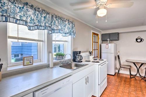 uma cozinha com um lavatório e um frigorífico em Newport House Less Than 3 Mi to Beaches and Bowens Wharf! em Newport