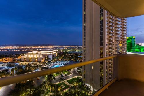 uma vista da varanda de um hotel à noite em The Signature MGM Condos em Las Vegas