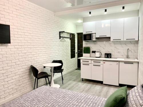 A kitchen or kitchenette at Green room в ЖК Рич Таун Ирпень