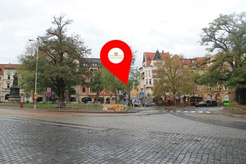 un corazón rojo está colgando sobre una calle de la ciudad en Pension Michelangelo, en Eisenach