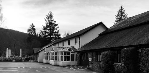 una foto in bianco e nero di un edificio di The Waterloo Hotel a Betws-y-coed