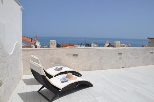 una poltrona sul tetto con vista sull'oceano di Cuore di Vieste a Vieste