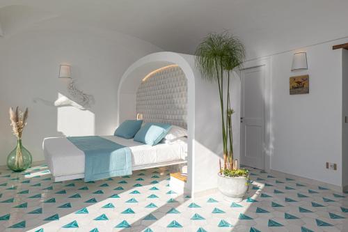 una camera con letto ad arco di Petrea Lifestyle Suites a Positano