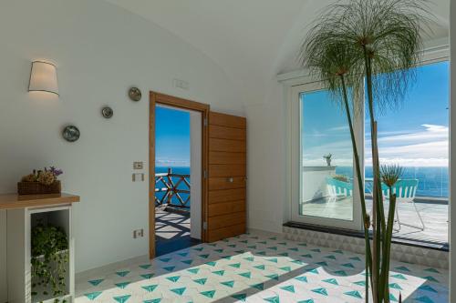 un soggiorno con vista sull'oceano di Petrea Lifestyle Suites a Positano