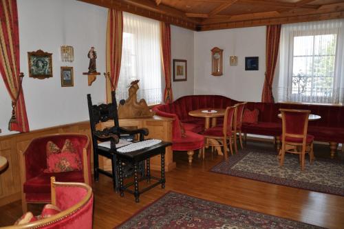 A seating area at Hotel Dolomiten