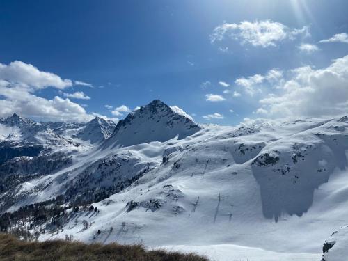 una montaña cubierta de nieve con una montaña en B&B Berninapass, en Poschiavo