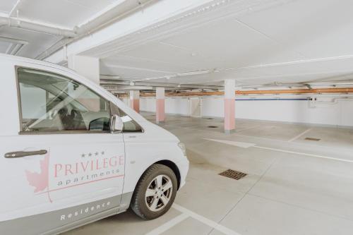 biały van zaparkowany na parkingu w obiekcie Privilege Apartments w mieście Vimercate