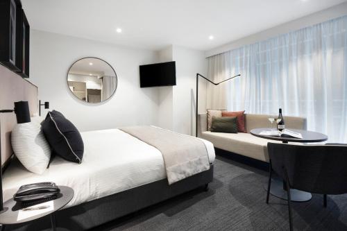 Cama ou camas em um quarto em Quest St Kilda Road