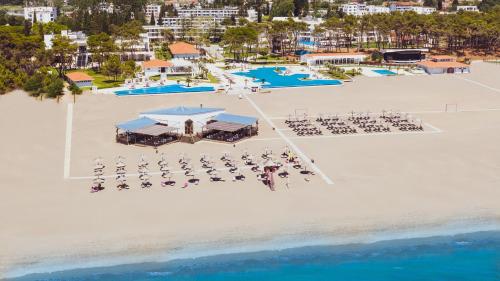 z powietrza widok na ośrodek na plaży w obiekcie Azul Beach Resort Montenegro by Karisma - All Inclusive w Ulcinju