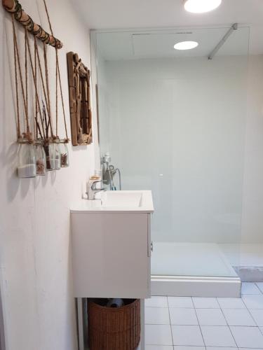 bagno bianco con lavandino e specchio di Studio Chantilly a Coye-la-Forêt