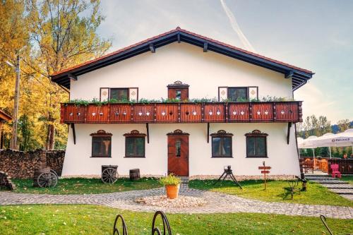 una casa con balcone sopra di Wolkendorf Bio Hotel & Spa a Braşov