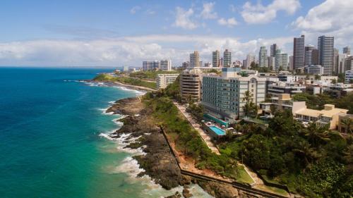 una vista aérea de la ciudad y el océano en Vila Galé Salvador, en Salvador