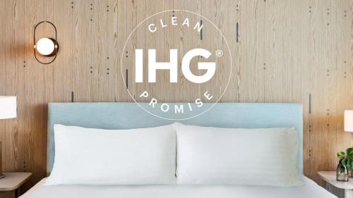 una señal sobre una cama con 2 almohadas en Holiday Inn Washington Capitol-National Mall by IHG, en Washington