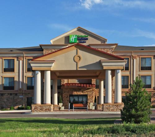 een hotel met een prieel voor een gebouw bij Holiday Inn Express Hotel & Suites Longmont, an IHG Hotel in Longmont