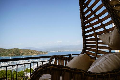 einen Korbstuhl mit Meerblick in der Unterkunft El Camino Hostel & Pub in Fethiye