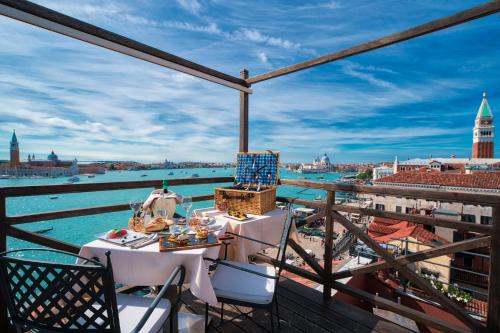 Uma varanda ou terraço em Londra Palace Venezia